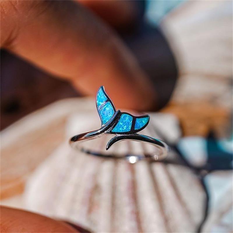 Anillo de plata elegante con opalo brillante en diseño de cola de ballena