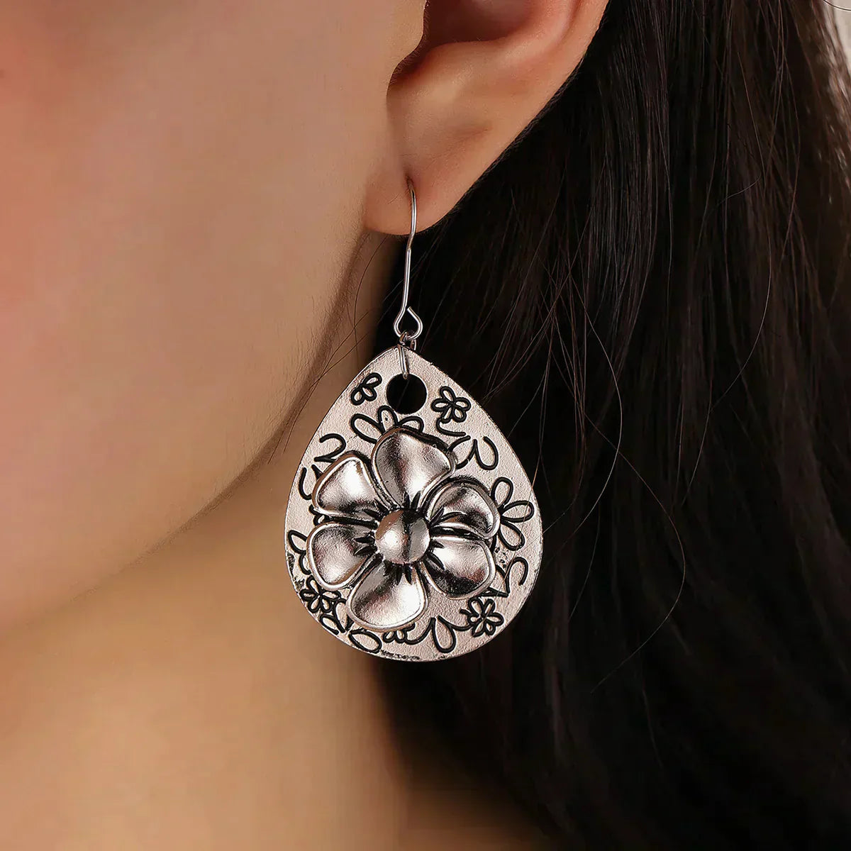 Elegantes pendientes boho plateados con encantadores motivos florales