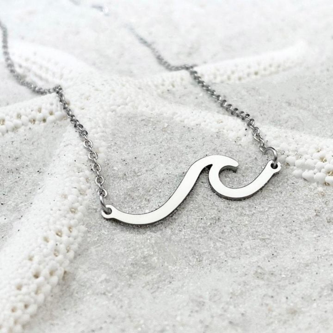 Collar elegante con diseño de olas marinas plateadas