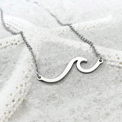 Collar elegante con diseño de olas marinas plateadas