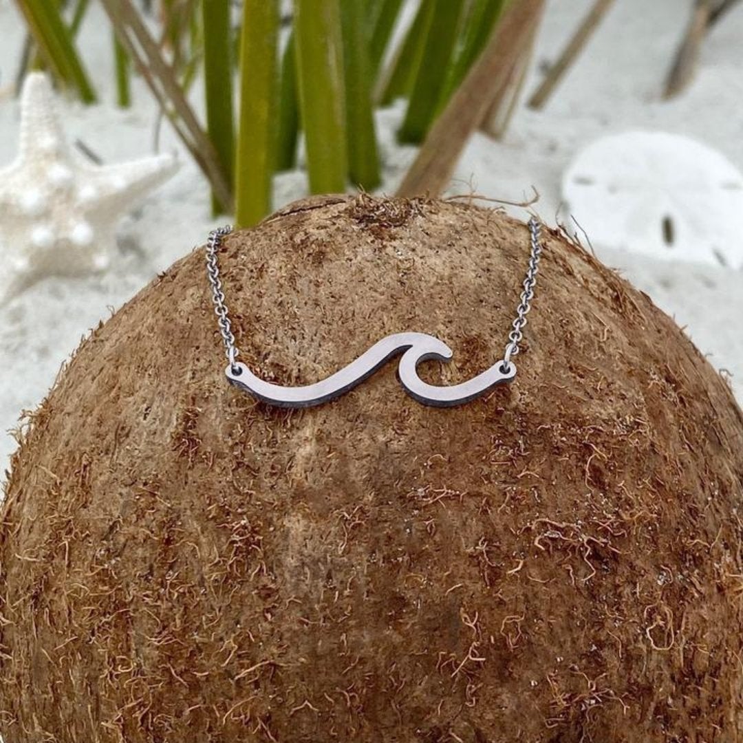Collar elegante con diseño de olas marinas plateadas