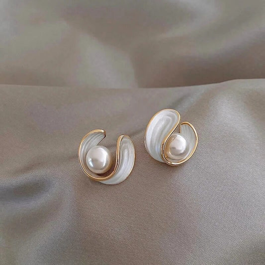 Elegantes pendientes dorados con radiante ópalo blanco y exquisitas perlas