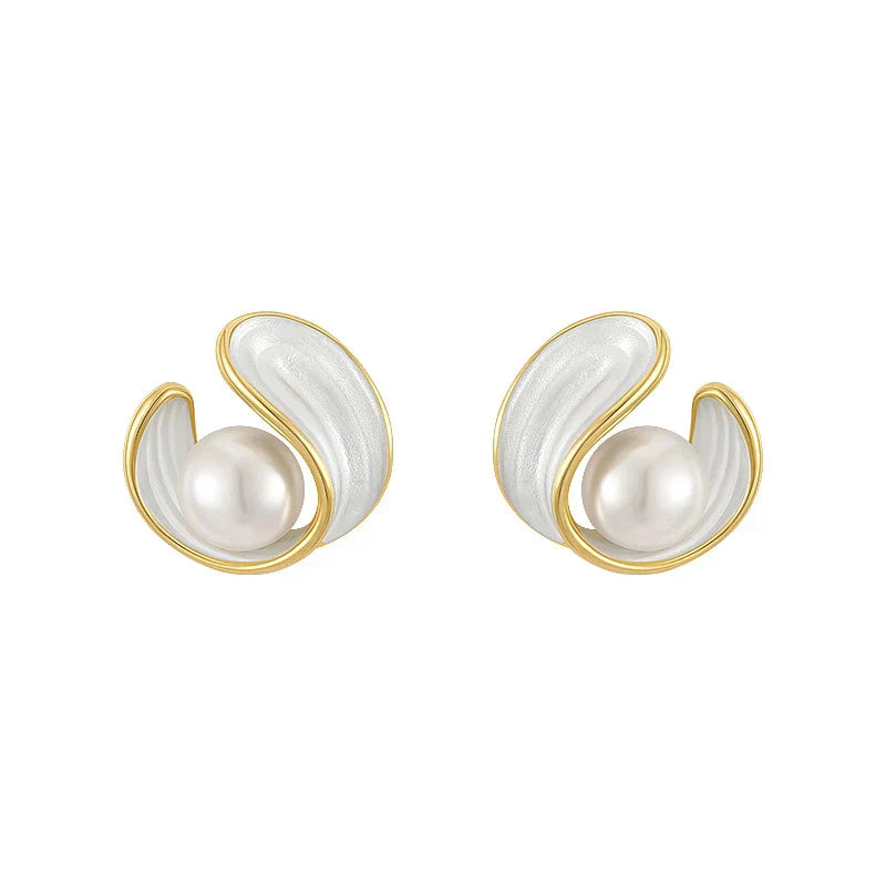 Elegantes pendientes dorados con radiante ópalo blanco y exquisitas perlas