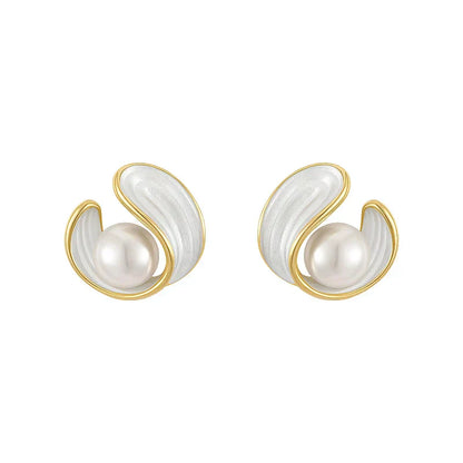 Elegantes pendientes dorados con radiante ópalo blanco y exquisitas perlas