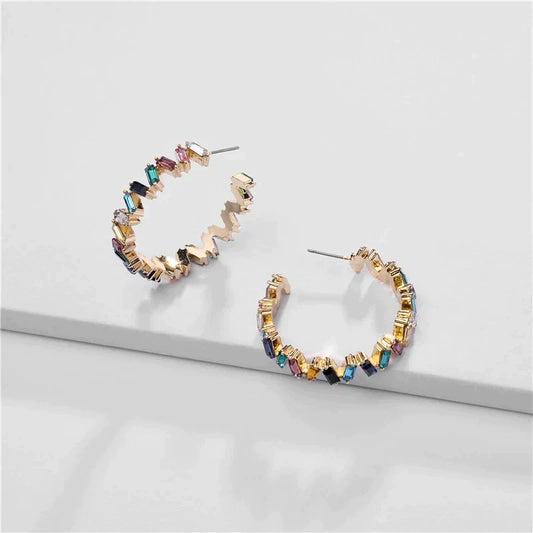 Pendientes de oro brillantes con vibrantes piedras preciosas