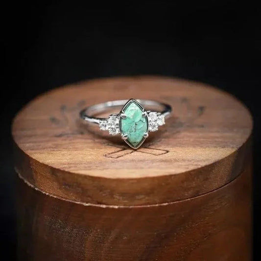 Anillo encantador con turquesa natural y diamante brillante