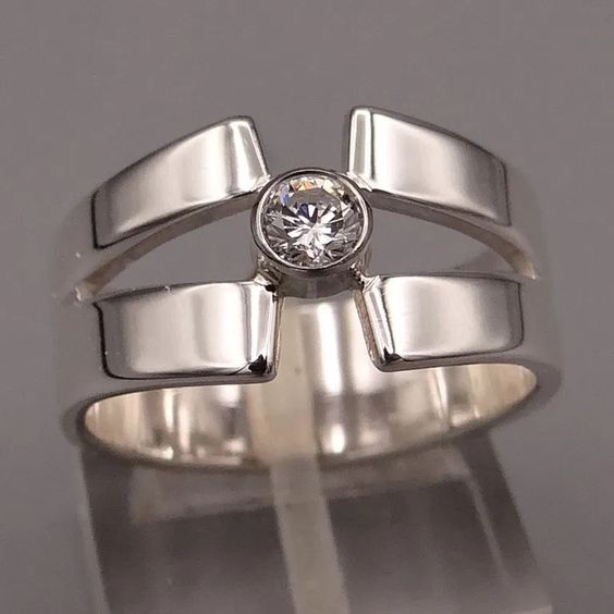 Anillo de plata elegante con brillantes piedras de circonio