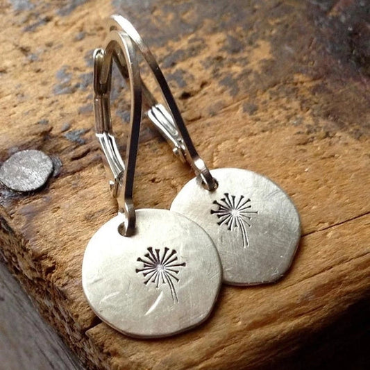 Pendientes plateados elegantes con motivo de diente de león