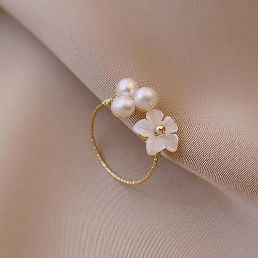 Anillo de oro elegante con motivos florales y nácar brillante