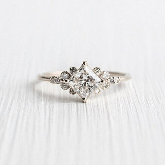 Anillo elegante de circonita en oro y plata nobles