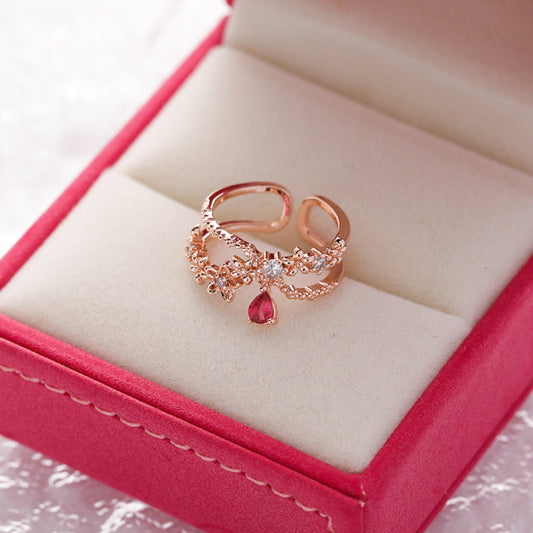 Anillo de oro ajustable elegante con brillantes circonitas y acento rojo rubí