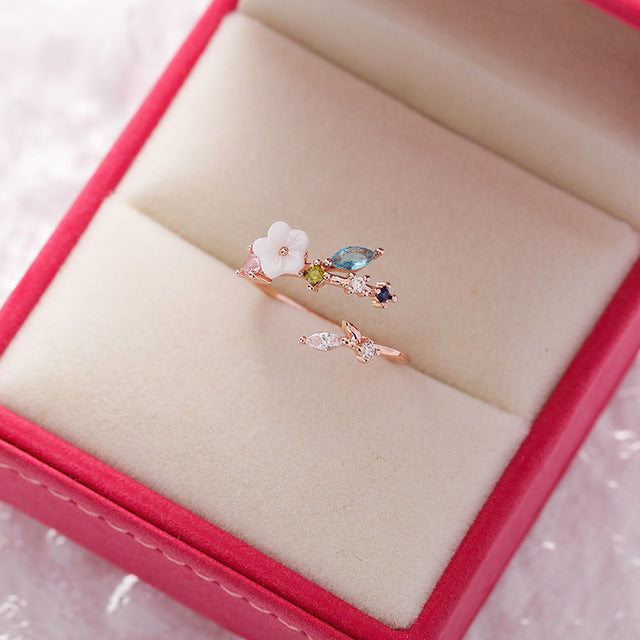 Anillo Ajustable Elegante con Diseño de Flores Silvestres y Piedras Preciosas Doradas Brillantes