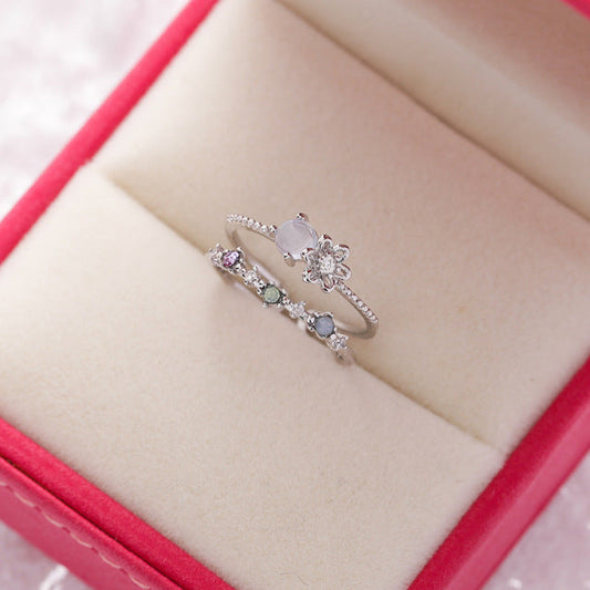 Anillo de plata elegante y ajustable con brillante piedra de luna
