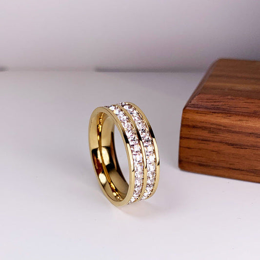 Anillo elegante con brillantes destellos de doble zirconia