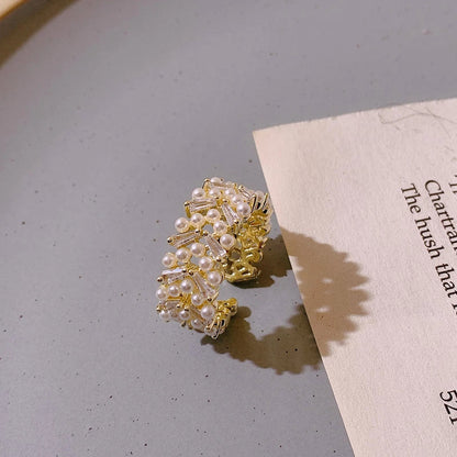 Anillo de oro elegante con perlas lujosas