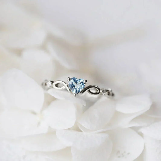 Anillo de corazón elegante de plata de ley con brillantes piedras de circonio azul