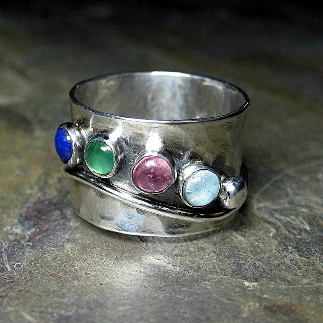 Diseño de anillo bohemio fantasioso con brillantes cristales multicolores