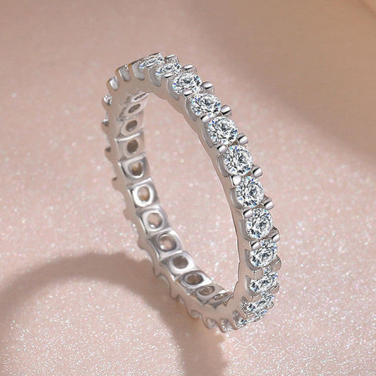 Anillo de plata elegante con brillante incrustación de circonita