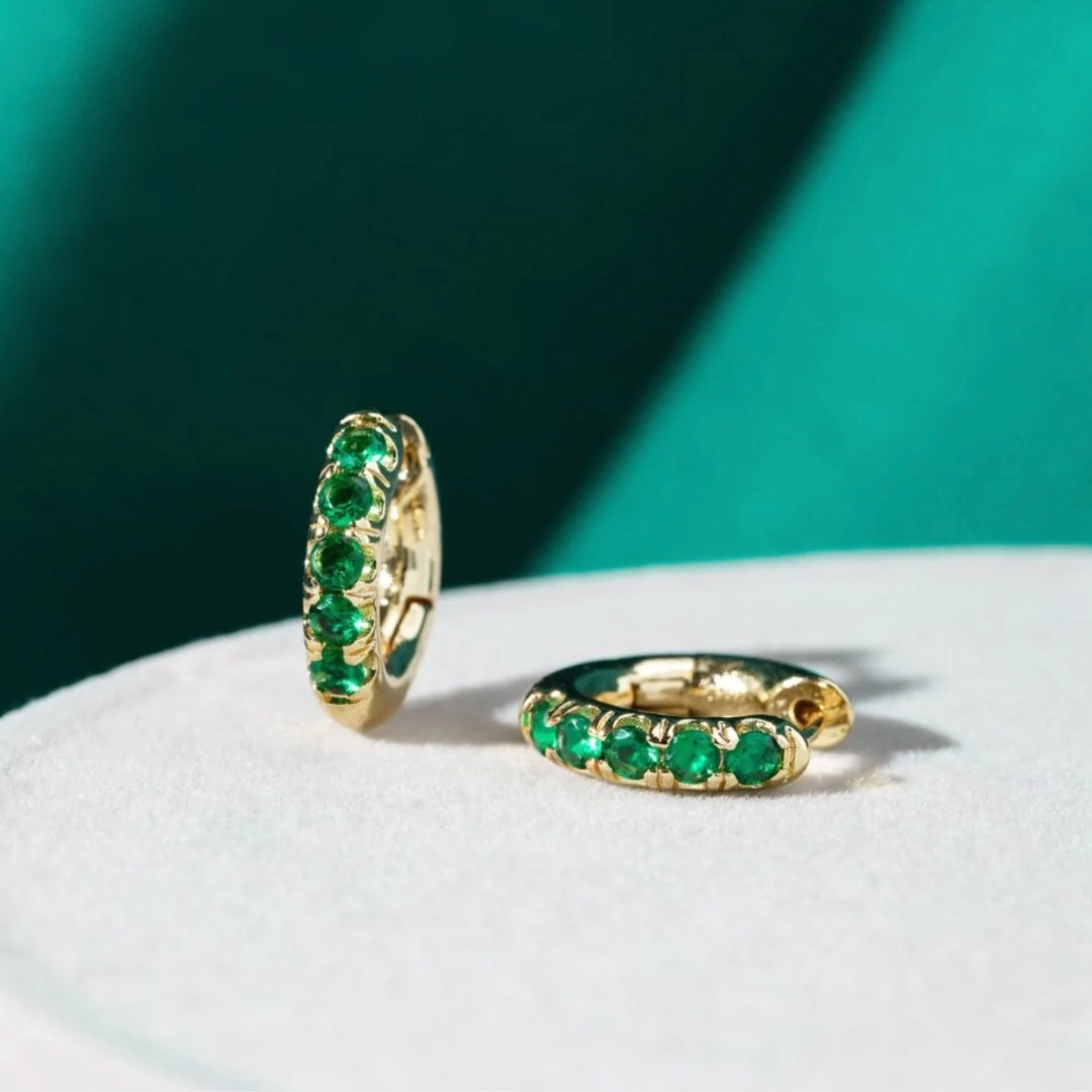 Pendientes elegantes de oro con brillante zirconia verde