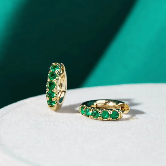 Pendientes elegantes de oro con brillante zirconia verde