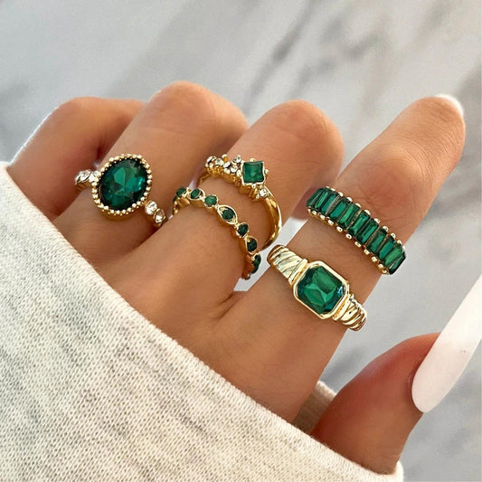 Exquisitos anillos de oro con brillantes circonitas verdes