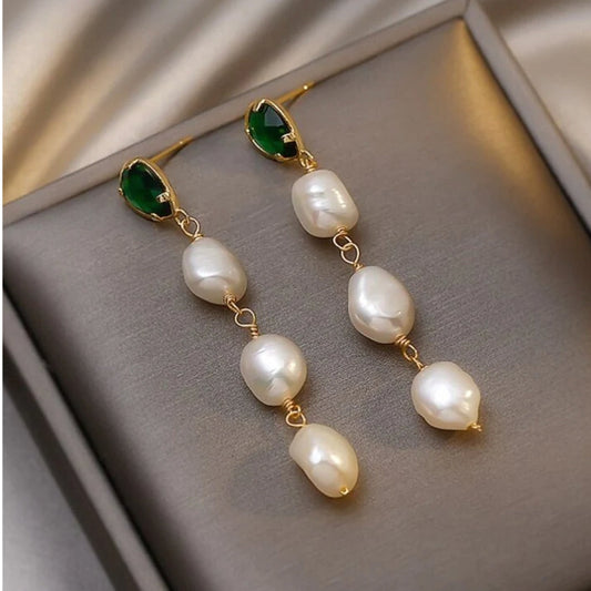 Elegantes pendientes de oro con colgantes de esmeralda y perlas