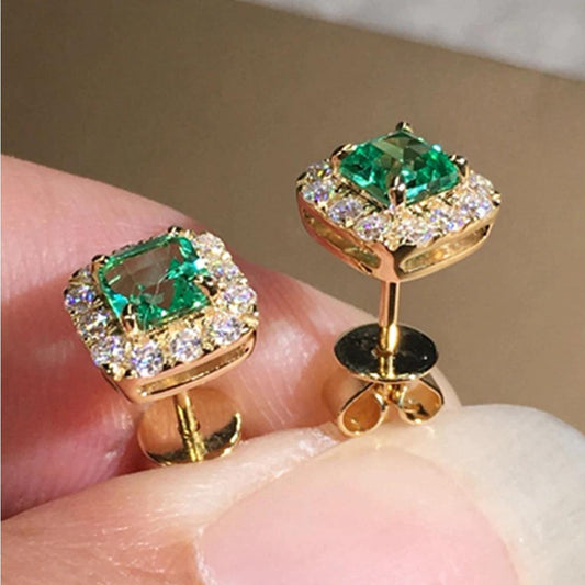 Pendientes elegantes con brillante cristal verde y acabado en oro noble