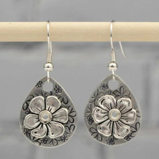 Elegantes pendientes boho plateados con encantadores motivos florales