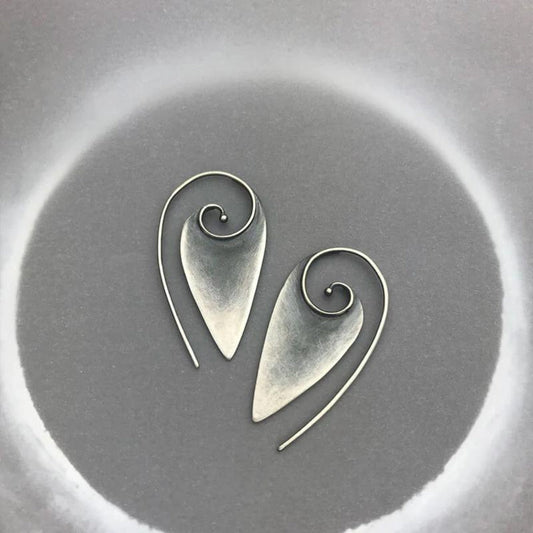 Elegantes aretes en forma de espiral en óptica de plata