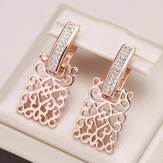Pendientes de hiedra en rosado elegante con brillantes piedras de circonio.