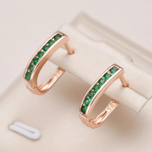 Elegantes par de aretes de esmeraldas y diamantes en oro