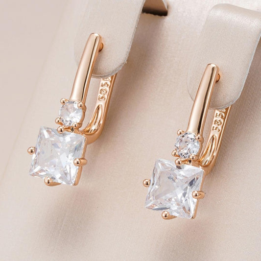 Elegantes aretes de oro con zirconita brillante
