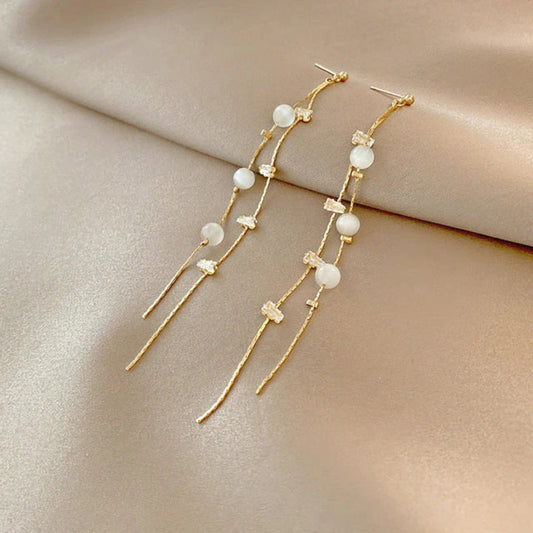 Pendientes elegantes y oscilantes de perlas exquisitas y brillantes circonitas