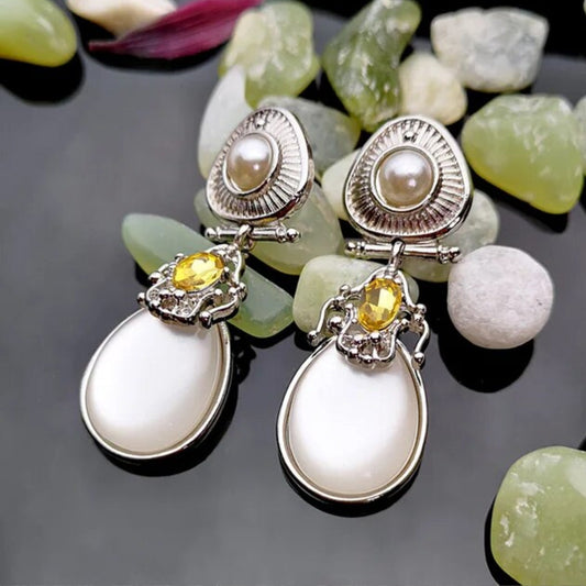 Pendientes vintage elegantes en blanco brillante