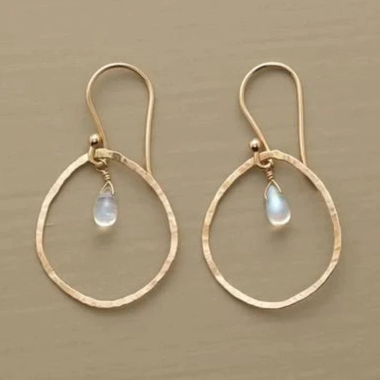 Pendientes vintage elegantes con brillantes cristales blancos en un diseño dorado noble