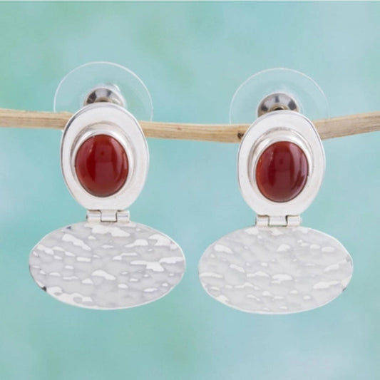 Pendientes vintage elegantes en plata con acento rojo