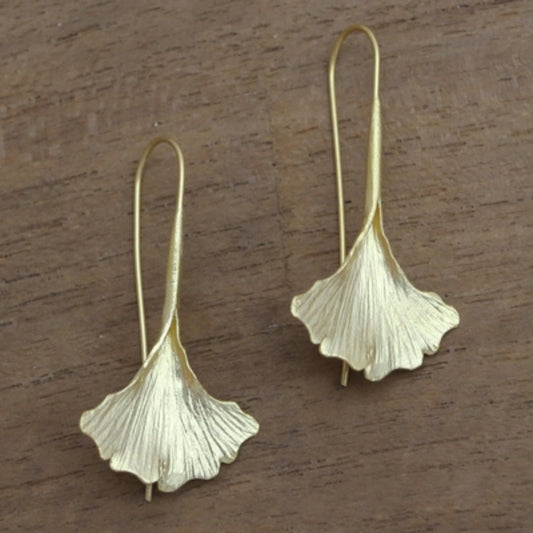 Pendientes vintage elegantes con pétalos dorados