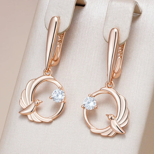 Pendientes dorados brillantes con elegantes motivos de aves