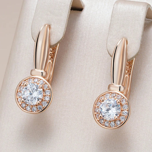 Pendientes de oro elegantes con brillante corte redondo.