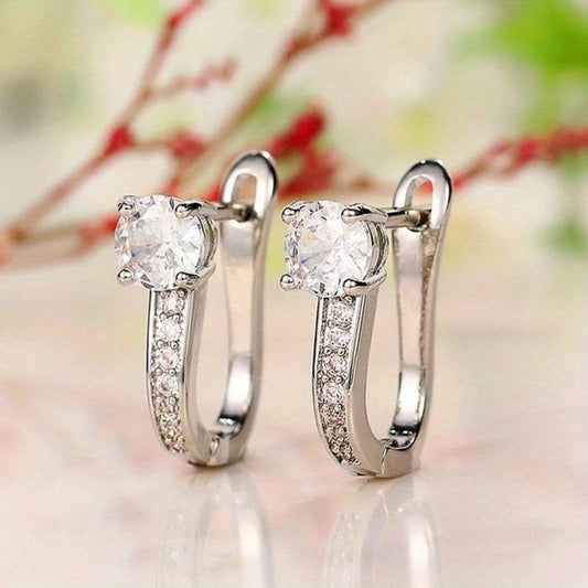 Pendientes plateados glamorosos con piedras de circonio brillantes
