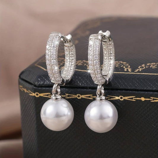 Elegantes pendientes de plata con perlas brillantes