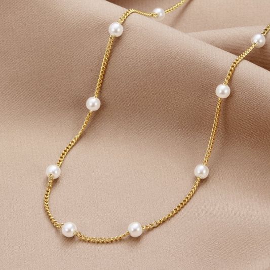 Elegante cadena de oro con brillantes perlas de agua dulce