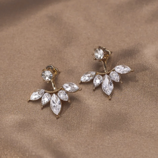 Pendientes de oro elegantes con brillantes piedras de circonio