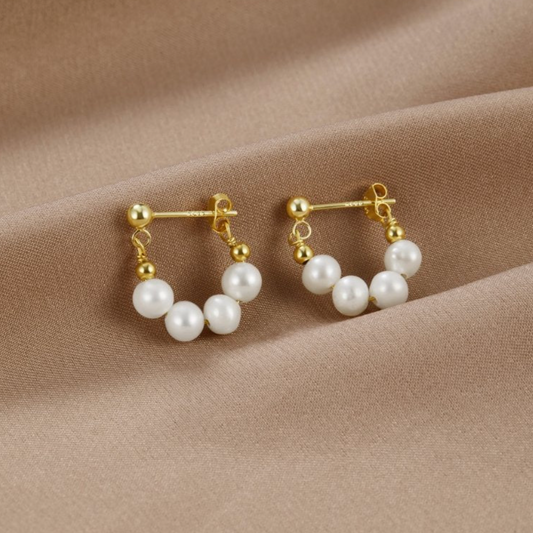 Elegantes pendientes de oro con brillantes perlas de agua dulce