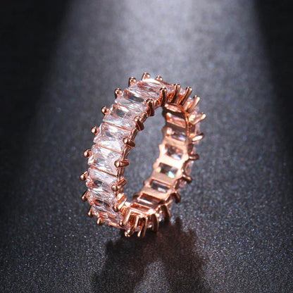 Anillo de zirconia elegante en oro y plata nobles