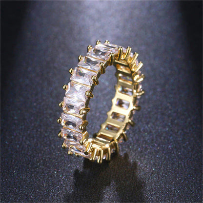 Anillo de zirconia elegante en oro y plata nobles