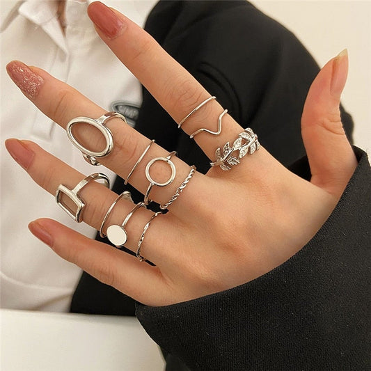 Elegante set de 11 anillos plateados para cualquier ocasión