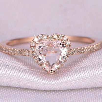 Anillo de corazón de cristal brillante con circonitas brillantes