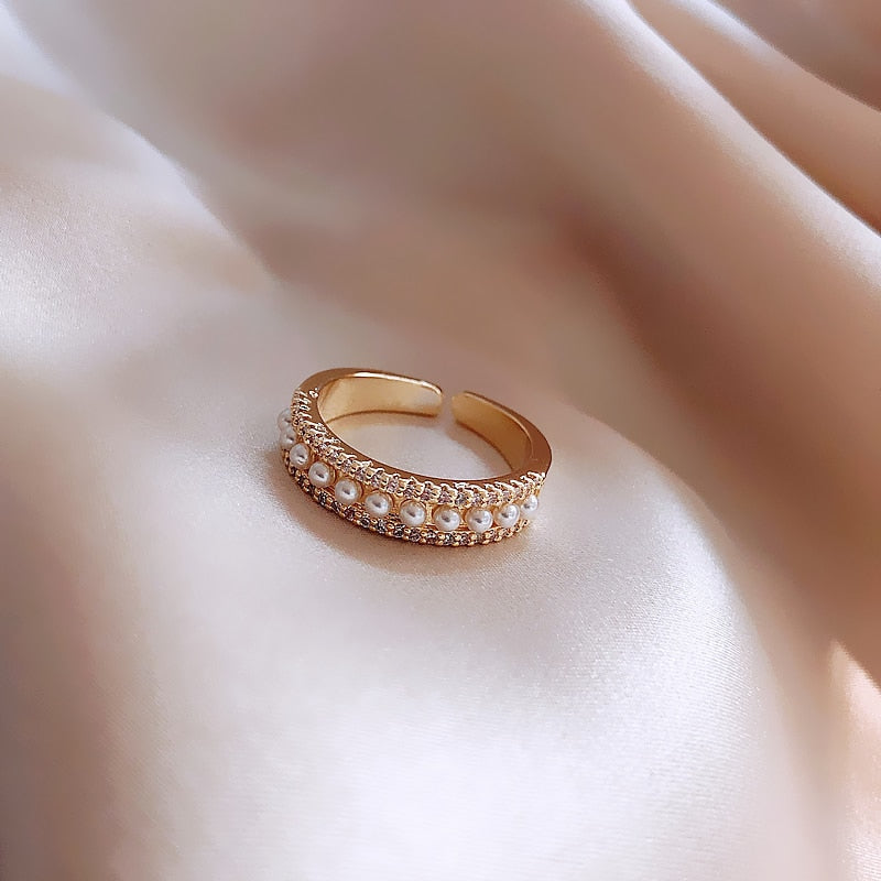 Anillo de oro elegante con acentos de perlas preciosas