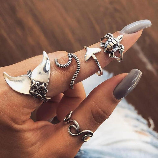 Conjunto de 5 anillos en diseño marino de plata antigua